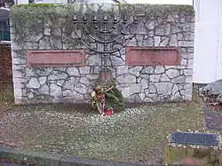 Mahnmal mit Menora zur Erinnerung an die alte Synagoge[6]