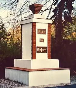 Mahnmal des Ehrenfriedhofs