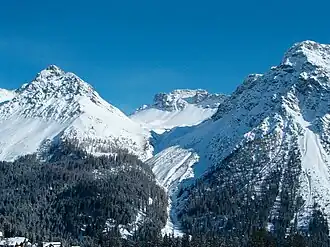 Blick von Arosa: In der Mitte im Hintergrund die Amselflue, links die Furggahörner, rechts das Schiesshorn.