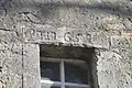 Inschrift über einem Kirchenfenster mit der Jahreszahl 1765
