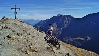 Am Gipfelkreuz der Mairspitze (der höchste Punkt liegt links außerhalb des Bildes), rechts hinten der Habicht
