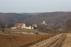 Im Vordergrund Ruine Maisenburg mit dem erhaltenen Gutsteil, im Hintergrund Ruine Schülzburg