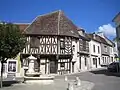 Rue Saint-Martin mit Fachwerkhaus und Brunnen