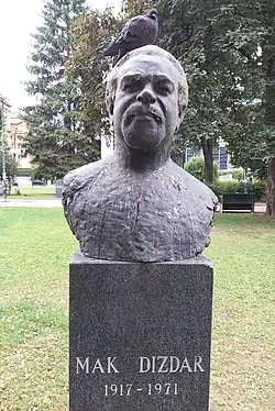 Steinerne Büste von Mak Dizdar in einem Park, mit Bäumen im Hintergrund