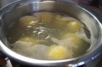 Klöße in Wasser beim Ziehen