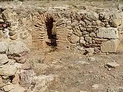 Grundmauern mit Ziegelbogen