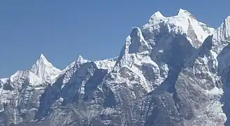 Malanphulan: Pyramide links; Kangtega rechts. Aufnahmestandort: Sunders peak westlich Thame [https://www.peakfinder.org/?lat=27.8357&lng=86.6245&azi=90&zoom=5&ele=4926&cfg=r&date=2016-06-12T15:23Z beschriftetes Panorama v. Aufnahmestandort