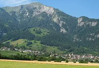 Der Vilan überragt das Dorf Malans um rund 1800&nbsp;m