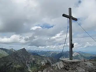 Blick vom Gipfel des Maldongrat gegen Norden, links die Namloser Wetterspitze, hinter dem Kreuz die Knittelkarspitze