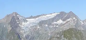 Quirl (links) und sämtliche Malhamspitzen, von Osten (Sajatscharte) gesehen (2012).