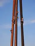 Auf halber Höhe an einem Funkturm