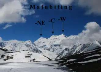 Malubiting Nordost- (-NE), Mittel- (-C) und Hauptgipfel (-W) von Norden (vom Rash Phari aus)