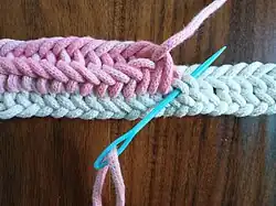 M2 = 2 Schlingen­bögen in der Mitte, von links nach rechts (Mammen-Stich), erzeugt ein besonders dickes Textil