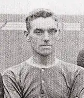 Gesichtsaufnahme ab Brustkorb in schwarzweiß.