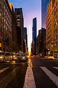 Das Gebäude im Licht der Manhattanhenge vom 28.&nbsp;Mai 2015