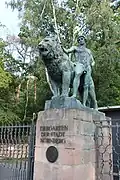 Mann mit Löwe, linke Bronzefigur am Eingangsportal des Tiergartens Nürnberg