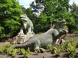 Benjamin Waterhouse Hawkins’ Skulpturen aus den 1850er Jahren eines Iguanodon-Paares, einige der Dinosaurier im Crystal Palace Park