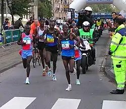 Dejene Berhanu (etwas verdeckt, weißes Trikot) – Rang&nbsp;31