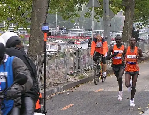 Bernard Barmasai (rechts) beim Amsterdam-Marathon 2006