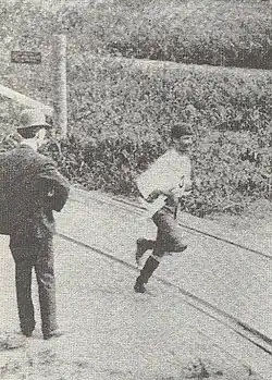 Ein Marathonläufer passiert einen&nbsp;Offiziellen