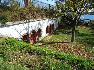 Bauwerk auf dem Gelände, 2013