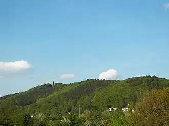 Der Ortenberg im Nordteil der Lahnberge, mit dem Spiegelslustturm