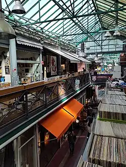 Galerie im Marché Dauphine mit alten Schallplatten