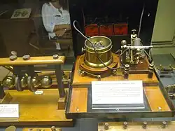 Radioempfänger von Marconi von 1896 mit einer Glasröhre mit Metallspänen (Kohärer) als Gleichrichter/Detektor