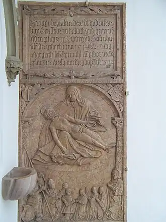 Grabplatte Urban Griesstetter in der Stadtpfarrkirche Mariä Himmelfahrt (Vilsbiburg); als zweiter von links ist mit der Bischofsmütze Wolfgang Griesstätter dargestellt[18]