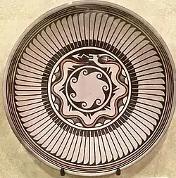 Polychrome Platte mit Avanyu. Signiert „Maria/Popovi“. Datiert Mai 1969. Geschenk von Anita Da.