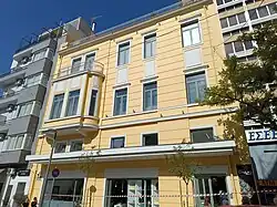 Maria Callas Museum ist dreistöckiges neoklassizistisches gelbes renoviertes Gebäude. Die Frontseite zeigt das Bild mit jeweils 5 rechteckigen Fenstern mit weiß angesetzten Fensterrahmen. Das Gebäude besitzt linksseitig in der 2. Etage einen Erker mit Balkon der dritten Etage.