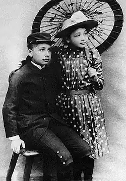Albert Einstein und seine Schwester Maja