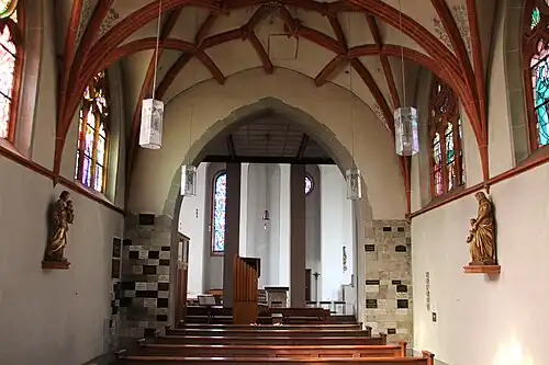 Innenraum der Kapelle mit dem Durchgang zur Kirche