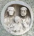 Tondo. Römischer Grabstein mit der Darstellung eines Ehepaares mit Kind.