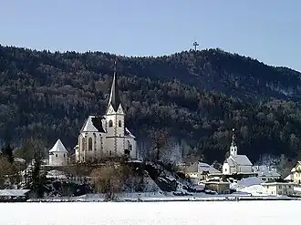 Pyramidenkogel mit ehemaliger Aussichtsplattform (2006) (im Vordergrund, nördlich davon, Maria Wörth)