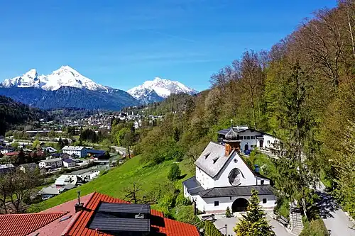 Draufsicht mit Blick nach Berchtesgaden, Watzmanngruppe und Hochkalter