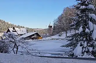 Der winterliche Bergsee von der B 500 aus gesehen