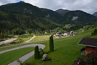 Blick auf die Ortschaft Mariahilf mit dem Kahorn (links) und dem Deferegger Pfannhorn (rechts)
