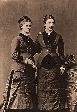 Julie Moufang, geb. Stutzmann, Mutter von Nicola Moufang und seinen Brüdern, mit ihrer Schwester Marie links im Bild