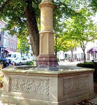 Brunnenbecken und Säulenmittelteil