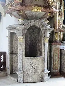 Beichtstuhl als Unterbau der Kanzel