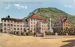 Die Franz-Joseph-Schule kurz nach ihrer Eröffnung um 1910, rechts davon das Turnerheim des Bozner Turnvereins