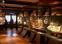 Ausstellungsraum mit Schiffsmodellen