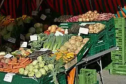 Marktstand mit Gemüse: Kohlrabi, verschiedenen Sorten von Möhren, Lauch, Sellerie, Zwiebeln und mehr.