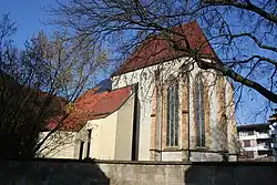 Spätgotischer Chor der Spitalkirche, eingebettet in einen Neubau