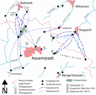 Skizze zu Markierungsversuche in den Einzugsgebieten von Stöckiggraben, oberen Erlenbach und Seewiesengraben. Dargestellt sind Ortschaften, Fließgewässer nach dem Amtlichen Gewässerkataster, die Wasserscheide zwischen Jagst und Tauber, Dolinengebiete sowie die Markierungsversuche mit Eingabe- und Austrittsstelle, unterschieden nach Haupt- und Nebenaustritt.