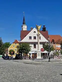 Marktplatz mit Rathaus und Friedensdenkmal