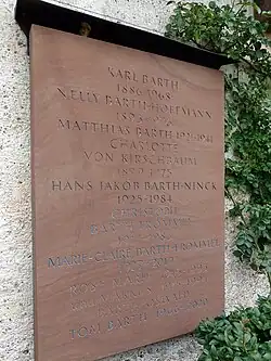 Karl Barth-Hoffmann (1886–1968), Nelly Bart-Hoffmann (1893–1976), Charlotte von Kirschbaum (1899–1975), Hans Jakob Barth-Ninck (1925–1984), Christoph Barth-Frommel (1917–1986), Marie-Claire Bart-Frommel (1927–2019), Rose Marie Barth Oswald (1915–1995), Markus Barth-Oswald (1915–1994), Tom Barth (1966–2020). Familiengrab auf dem Friedhof am Hörnli