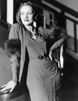 Fuchs-Oberarm­manschetten, Marlene Dietrich (1930)
