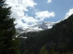 Foto vom Mai 2022 mit noch winterlicher Schneebedeckung. Rechts der Bildmitte die Punta Penia und links davon die Punta Rocca mit der späteren Abbruchstelle.